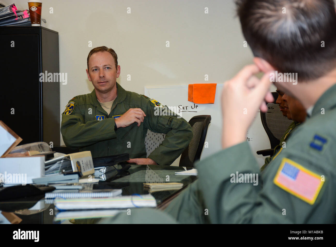 Maj. Michael Pettibone, 301 Airlift Squadron, führt eine Pre-flight Kurz zu der Flugzeugbesatzung Juni 6, 2015 vor dem Flug, dass der Verkehr Armee Truppen und Fracht nach Ft. Hunter Liggett, Calif. Die 301. In der Luftbrücke in einem C-17 Globemaster III als Teil des 349 Air Mobility Wing Air Force Specialty Code Schulung. Mehr als 70 Kalifornien Armee Gardisten, vier Humvees und ein LKW wurden von Mather Air Force Base nach Fort Hunter Liggett als Teil des Erdbebens übung Drehbuch transportiert. (U.S. Air Force Foto/Senior Airman Madelyn Braun) Stockfoto