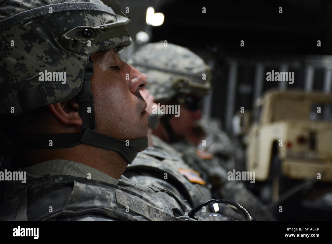 Die 301. Airlift Squadron bereitgestellten Luftbrücke in einem C-17 Globemaster III Juni 6, 2015 für mehr als 70 Kalifornien Armee Gardisten, vier Humvees und ein LKW von Mather Air Force Base, Calif zu Fort Hunter Liggett, Calif. Als Teil eines Erdbebens Übung während der Air Force Specialty Code Schulung. Die allgemeine Übung eine nahtlos integrierte Ausbildung Erfahrung für Luftwaffe Reservisten, aktive Aufgabe und Army National Guard service Mitglieder. (U.S. Air Force Foto/Senior Airman Madelyn Braun) Stockfoto