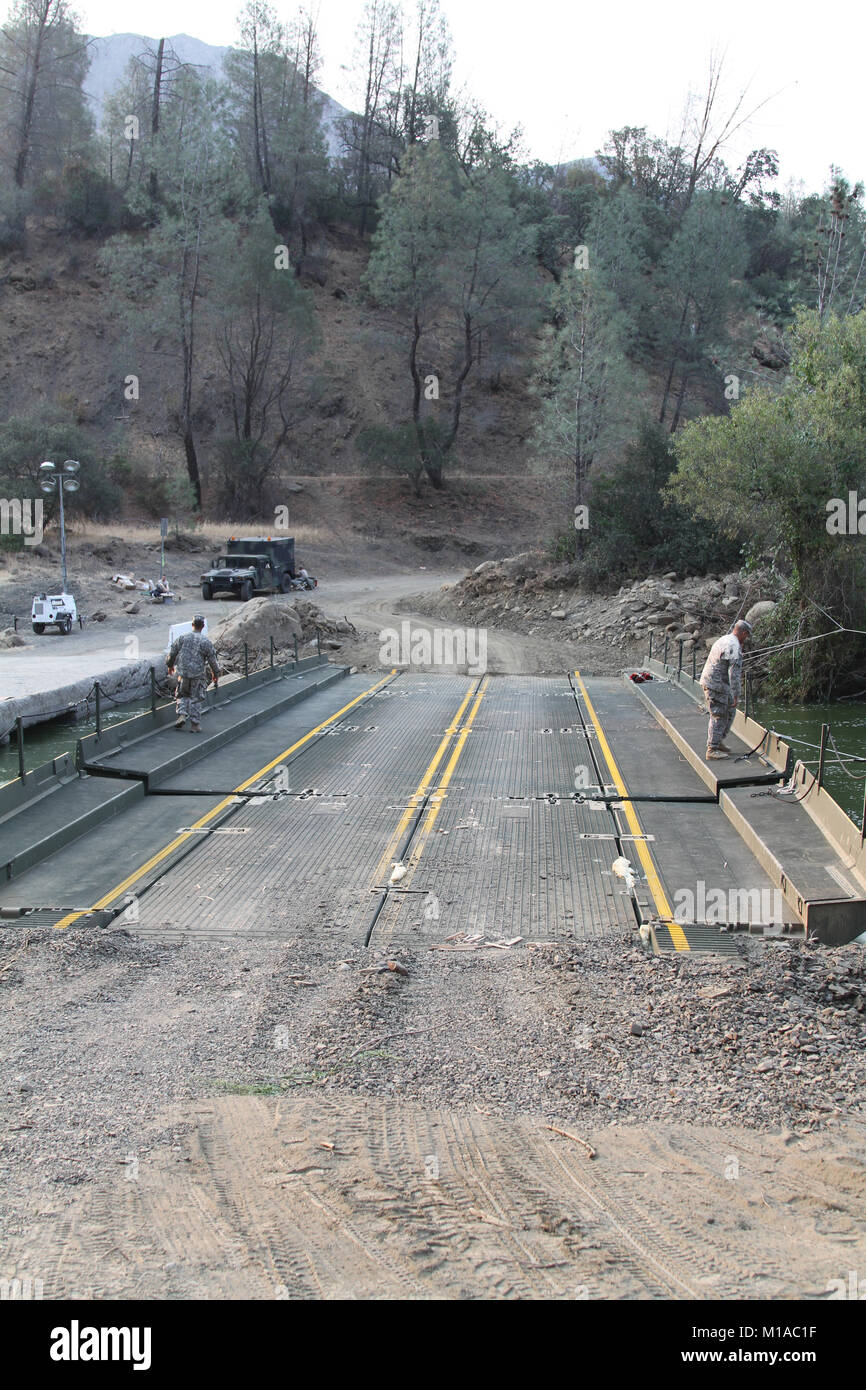 Sgt. 1. Klasse Ben Nievera, Links, noncommissioned Officer verantwortlich für 132 Multirole Bridge Company (MRBC), Oklahoma Army National Guard, und Sgt. Don Kammern prüfen Handläufe über die vorübergehende schwimmende Brücke der Einheit 12.08.7-8 Bei Cache Creek Nationalpark in Yolo County, Kalifornien errichtet. Die Brücke schwebt Neben einer konkreten Struktur im Jahre 1930 erbaut und vor kurzem als unzugänglich für schwere Fahrzeuge. Die 132 gebaut, um die temporäre Struktur so CAL FIRE Geräte können schnell und einfach über die felsigen Feuer zu kämpfen. (U.S. Army National Guard Foto/Staff Sgt. Eddie Siguenza) Stockfoto