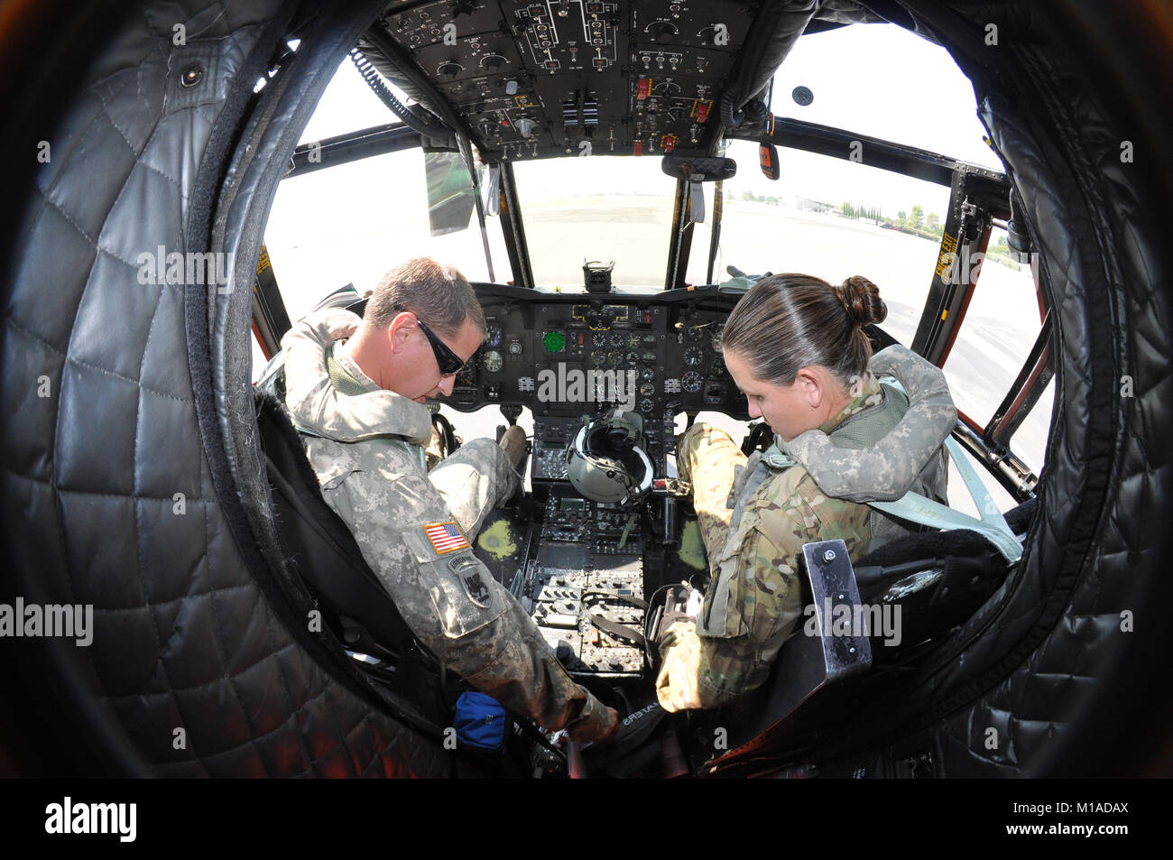 Chief Warrant Officer 3 Steve J. Nielsen, Links, Pilot in Command, und Chief Warrant Officer 3 Casey Akins 1 Bataillon des Nevada Army National Guard, 189Th Aviation Regiment, Aus statt, Nevada, einleitende Prüfungen an Bord ihrer CH-47 Chinook 12.08.19 Bei der Redding Flughafen in Redding, Kalifornien. Die Nevada Piloten die Kalifornien Abteilung der Forstwirtschaft und Brandschutz (CAL FEUER) und der kalifornischen Army National Guard durch die Nutzung ihrer Chinook Hunderte von Tausende von Litern Wasser über verschiedene California wildfires zu Drop unterstützt. (U.S. Army National Guard Foto/Staff Sgt. E Stockfoto