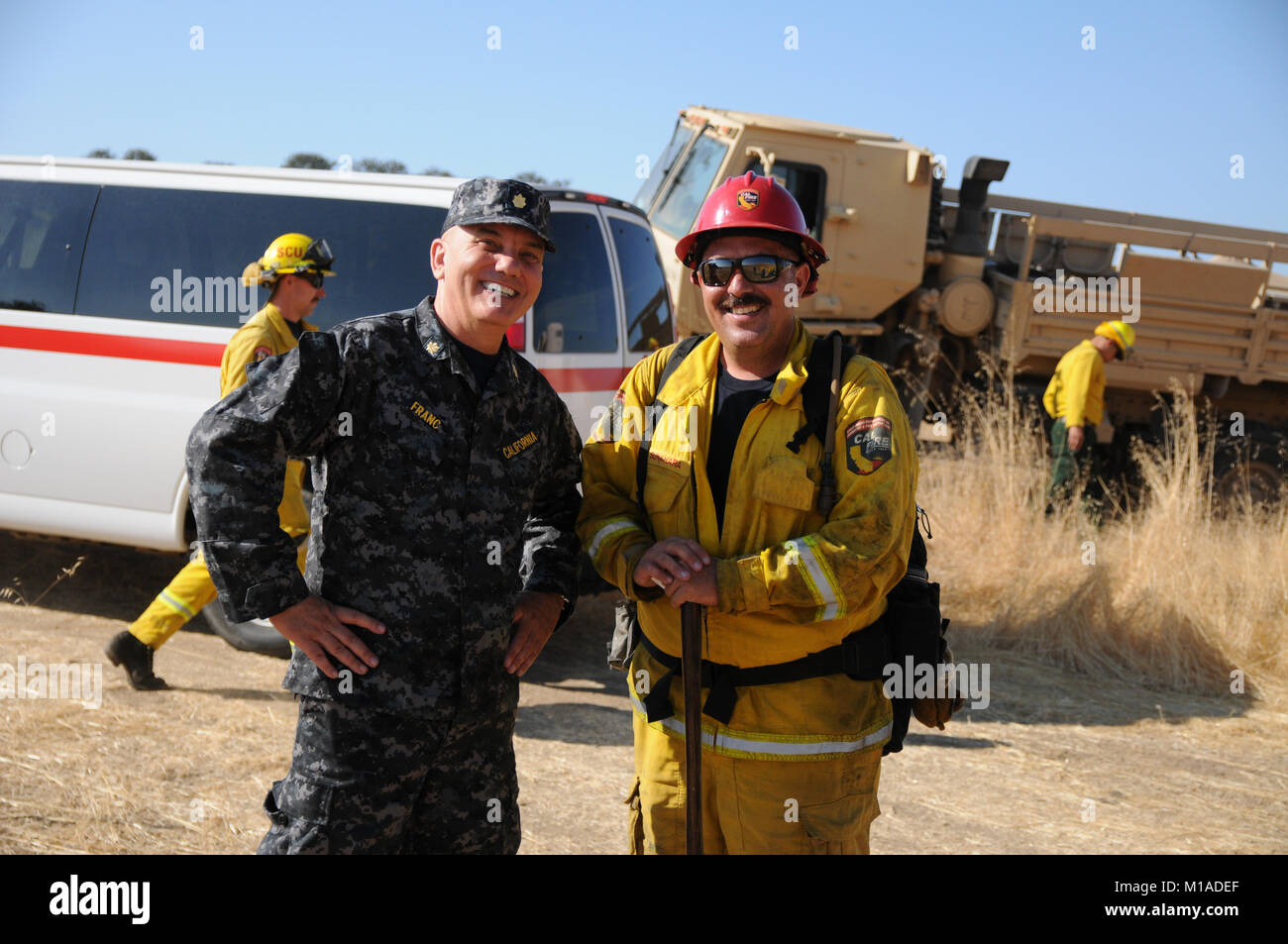 Kalifornien Nationalgarde Soldaten komplette CAL FEUER hand Crew Training heute, Sept. 6, am Lager Roberts. Sie Kopf heraus heute und morgen an die Salmon-August komplizierte Feuer in der Nähe des Ätna, Kalifornien, die Mission Feuer, in der Nähe von Cozumel, Kalifornien, und wo sonst noch benötigt. Über 350 Soldaten nahmen an der Schulung in den Backen heiß Hügel von Camp Roberts, um ca. 50 LED-erfahrenen cal Feuer Feuerwehrmänner. Die Soldaten wurden in 12 hand Crews geteilt und führte durch sechs Stationen, wo Sie alles von mit Fire Schutzräumen zu Gräben praktiziert, Hacken und Schneiden von Feuer Linien mit zu Stockfoto