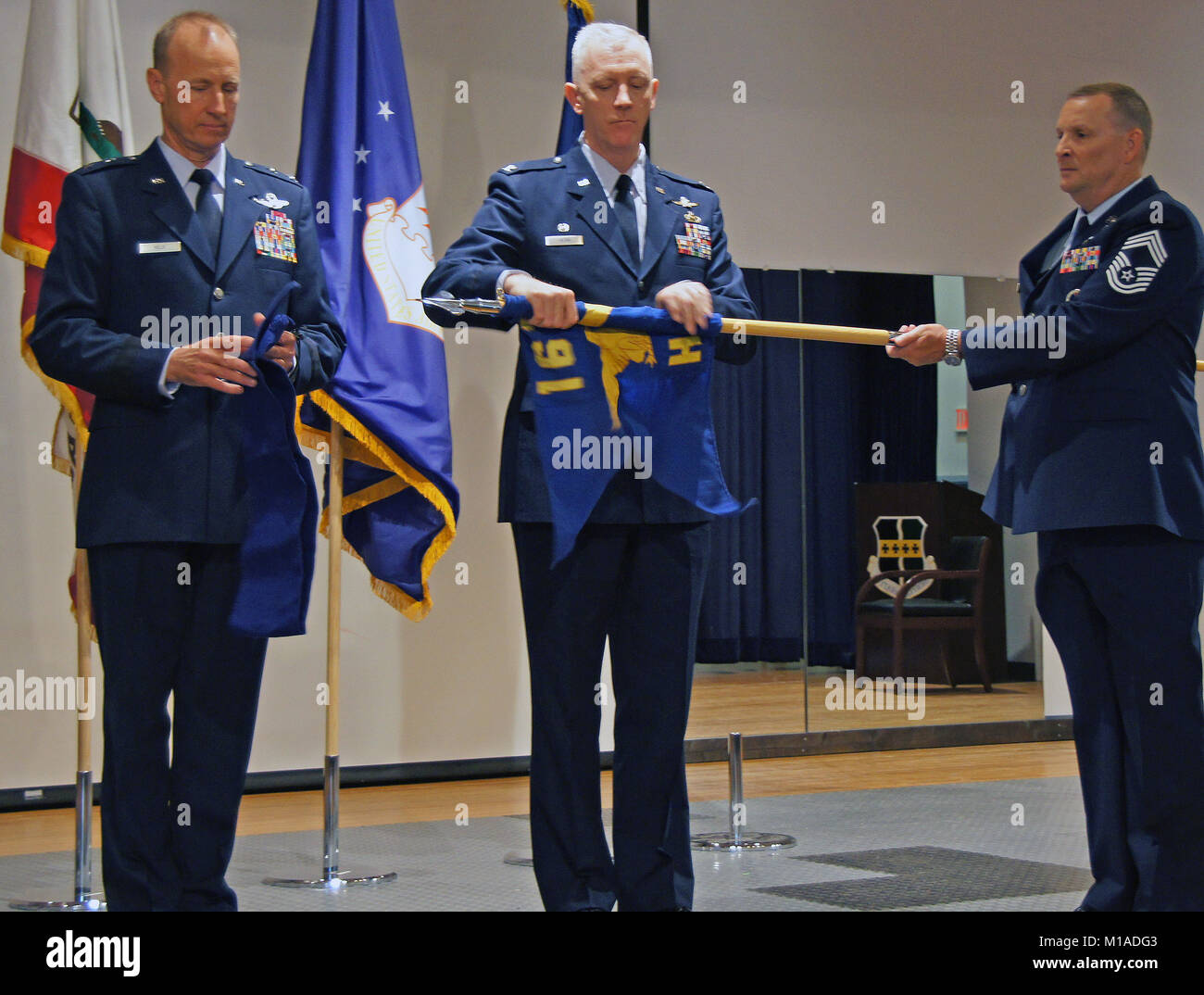 Generalmajor Jon Kelk, Kommandant des California Air National Guard und Oberst Ricky Hern, Kommandant der neuen Flügel, versammelt mit führenden Persönlichkeiten und Fliegern aus der Einheit an der Beale Air Force Base, Nov. 7, 2015, Fall der Flagge der 162 Combat Communications Group und Entfalten der 195th Wing guidon. Die 195Th Wing ist in Kalifornien Nationalgarde fünfte Flügel. Stockfoto