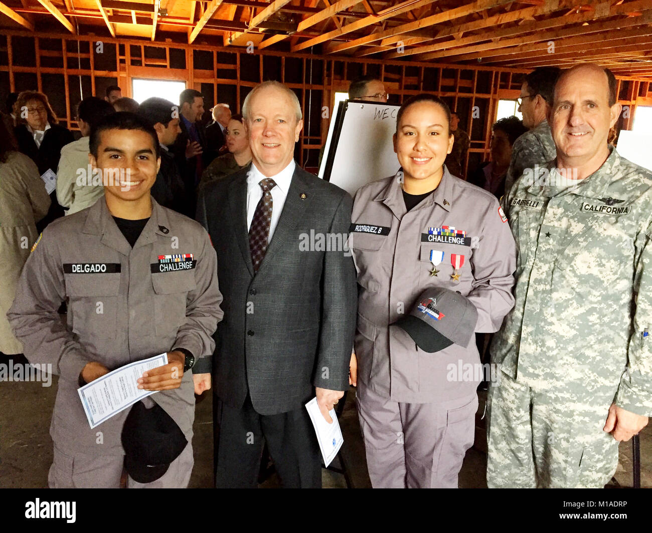 Die Cal-Guard junge Leben zu ändern! Generalmajor Matthew Beevers, Kaliforniens stellvertretender Adjutant General, San Joaquin County Betriebsleiter der Schulen James Mousalimas, Rep. Jerry McNerney und Assemblymember Susan Talamantes Eggman joined Cal Guard und San Joaquin County Führer bei der Feier der Spatenstich und die Erneuerung der Discovery Challenge Akademie an einer Zeremonie an die Sharpe Army Depot in der Nähe von Stockton, Kalifornien, am Freitag, den 11. März 2016. Die Discovery ist die dritte von der Kalifornischen Nationalgarde Herausforderung an - Gefahr Jugend Akademien. Die Cal-Guard hat mehr als 6.000 Kadetten serviert. Stockfoto