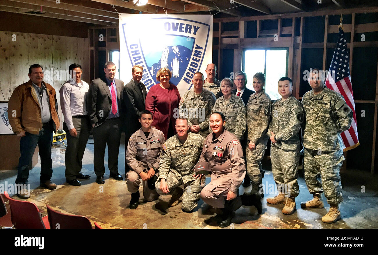 Die Cal-Guard junge Leben zu ändern! Generalmajor Matthew Beevers, Kaliforniens stellvertretender Adjutant General, San Joaquin County Betriebsleiter der Schulen James Mousalimas, Rep. Jerry McNerney und Assemblymember Susan Talamantes Eggman joined Cal Guard und San Joaquin County Führer bei der Feier der Spatenstich und die Erneuerung der Discovery Challenge Akademie an einer Zeremonie an die Sharpe Army Depot in der Nähe von Stockton, Kalifornien, am Freitag, den 11. März 2016. Die Discovery ist die dritte von der Kalifornischen Nationalgarde Herausforderung an - Gefahr Jugend Akademien. Die Cal-Guard hat mehr als 6.000 Kadetten serviert. Stockfoto