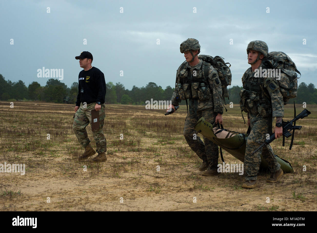 Sgt. 1. Klasse Lukas Katz, rechts, Nebraska National Guard, und Jonathan Knea, Kalifornien Nationalgarde, ziehen Sie ein über Lee Drop Zone gewichtet, zum automatischen Scharfschalten nur während der 2016 all-Armee besten Ranger Wettbewerb, 15. April 2016 in Fort Benning, Ga Knea und Katz waren eine von vier Mannschaften, die Army National Guard. (Army National Guard Foto: Staff Sgt. Darron Salzer, National Guard Bureau/Freigegeben) Stockfoto