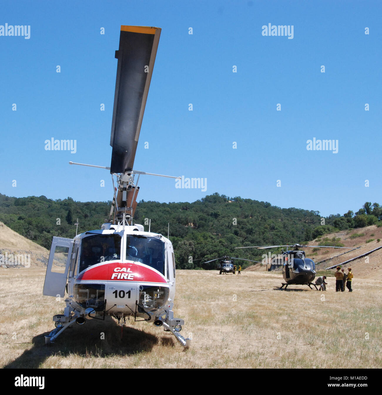 Kalifornien Nationalgarde Flieger und Notfallplanung Personal verband Remote Suche des Mendocino Sheriff-büro und Rescue Training am 12. Juli 2016, in Ukiah, Kalifornien. Die Cal-Guard eingesetzt drei Hubschrauber, eine Betankung Lkw, Kommunikation Personal und weiteren Experten als Teil der zweitägigen zwischenbehördliche Schulung. Die Hubschrauber, die ein UH-60 Black Hawk, eine CH-47 Chinook und UH-72A Lakota, wurden verwendet, um Fleckenbildung und Hubwerk beunruhigten Bürger und Fangzähne aus den Wäldern Umgebung See Mendocino Proben enthalten. (Army National Guard Fotos von Capt. Stockfoto