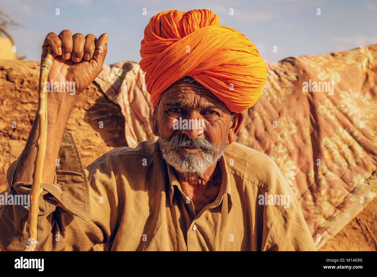 Rajasthani alter Mann portrait Schuß an einem Dorf in der Nähe der Wüste Thar Jaisalmer. Stockfoto