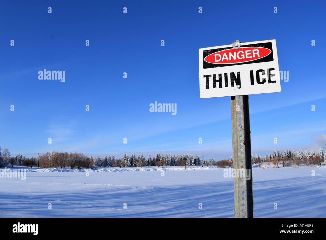 Dünnes Eis Zeichen im Park Stockfoto