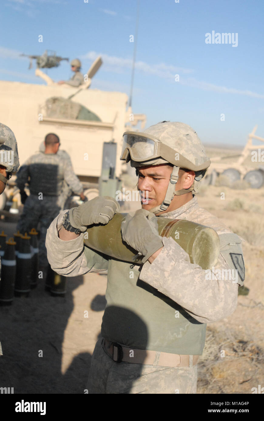 Spc. Daniel Martinez von 1 Bataillon des Kalifornien Army National Guard, 144 Field Artillery Regiment, umarmt einen 98-lbs-leuchtenden Shell und führt ihn zu seinem Träger, Munition, verfolgt (CAT) Fahrzeug 21. Juli, während der Bilanzpressekonferenz des 144 th Ausbildung bei National Training Center, Fort Irwin, Kalifornien. (Army National Guard Foto/Staff Sgt. Eddie Siguenza) Stockfoto