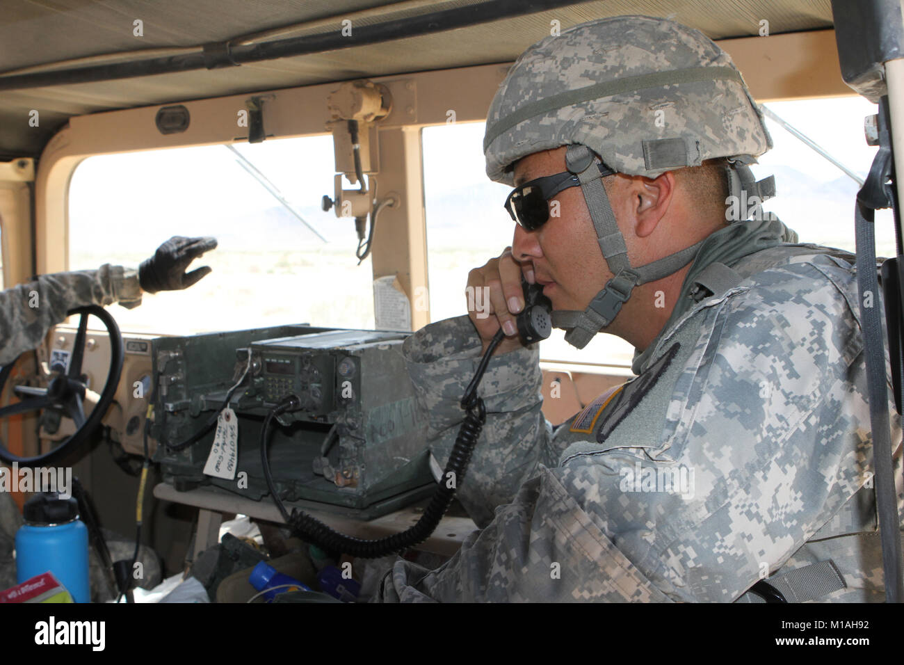 Sgt. 1. Klasse Paul Yoon von Charlie Batterie, 1.BATAILLON, 144 Infanterie Regiment, Oklahoma Army National Guard, Monitore Funkverkehr Juli 21 bei National Training Center, Fort Irwin, Kalifornien. (Army National Guard Foto/Staff Sgt. Eddie Siguenza) Stockfoto