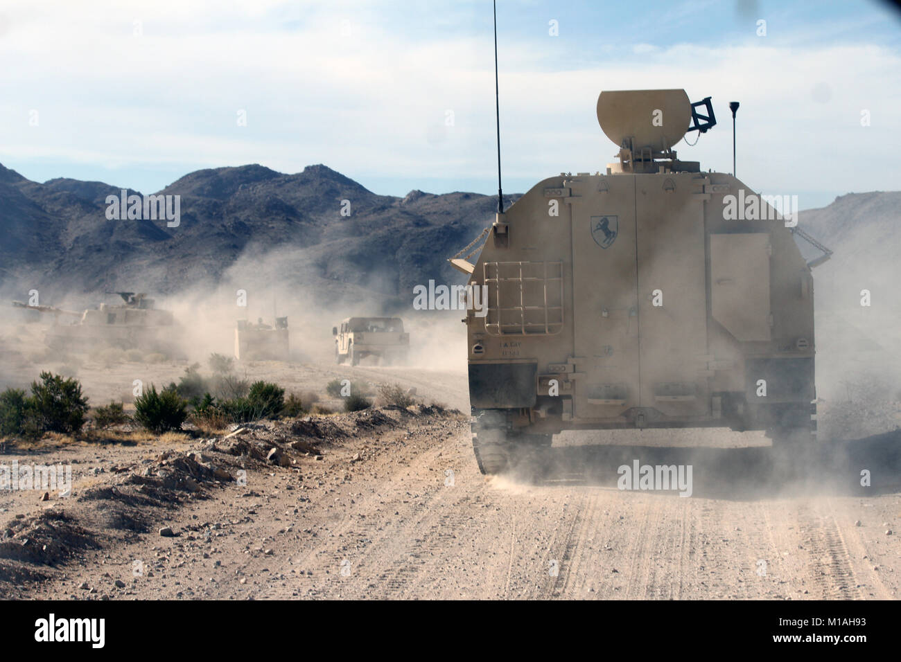 Oklahoma Army National Guard von Charlie Batterie, 1.BATAILLON, 144 Field Artillery Regiment, Manöver durch den National Training Center Bereich in Fort Irwin, Kalifornien, 21. Juli während der jährlichen Schulung der Einheit. (Army National Guard Foto/Staff Sgt. Eddie Siguenza) Stockfoto
