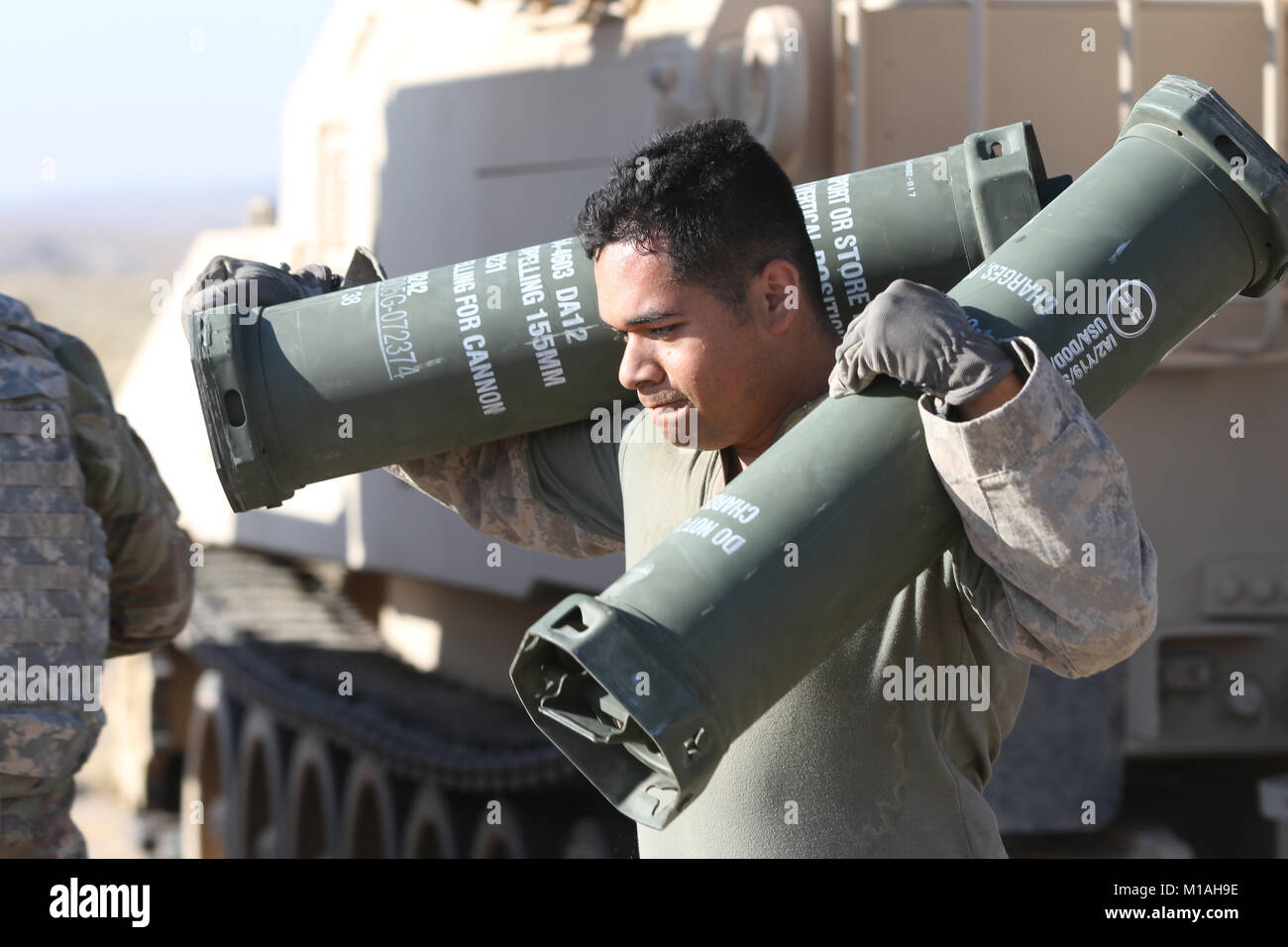 Spc. Daniel Martinez von 1 Bataillon des Kalifornien Army National Guard, 144 Field Artillery Regiment, Hols kostenlos Röhren, während der Bilanzpressekonferenz des 144 th Ausbildung bei National Training Center, Fort Irwin, Kalifornien, zu seinem Träger, Munition, verfolgt (CAT) Fahrzeug Juli 20. (Army National Guard Foto/Staff Sgt. Eddie Siguenza) Stockfoto
