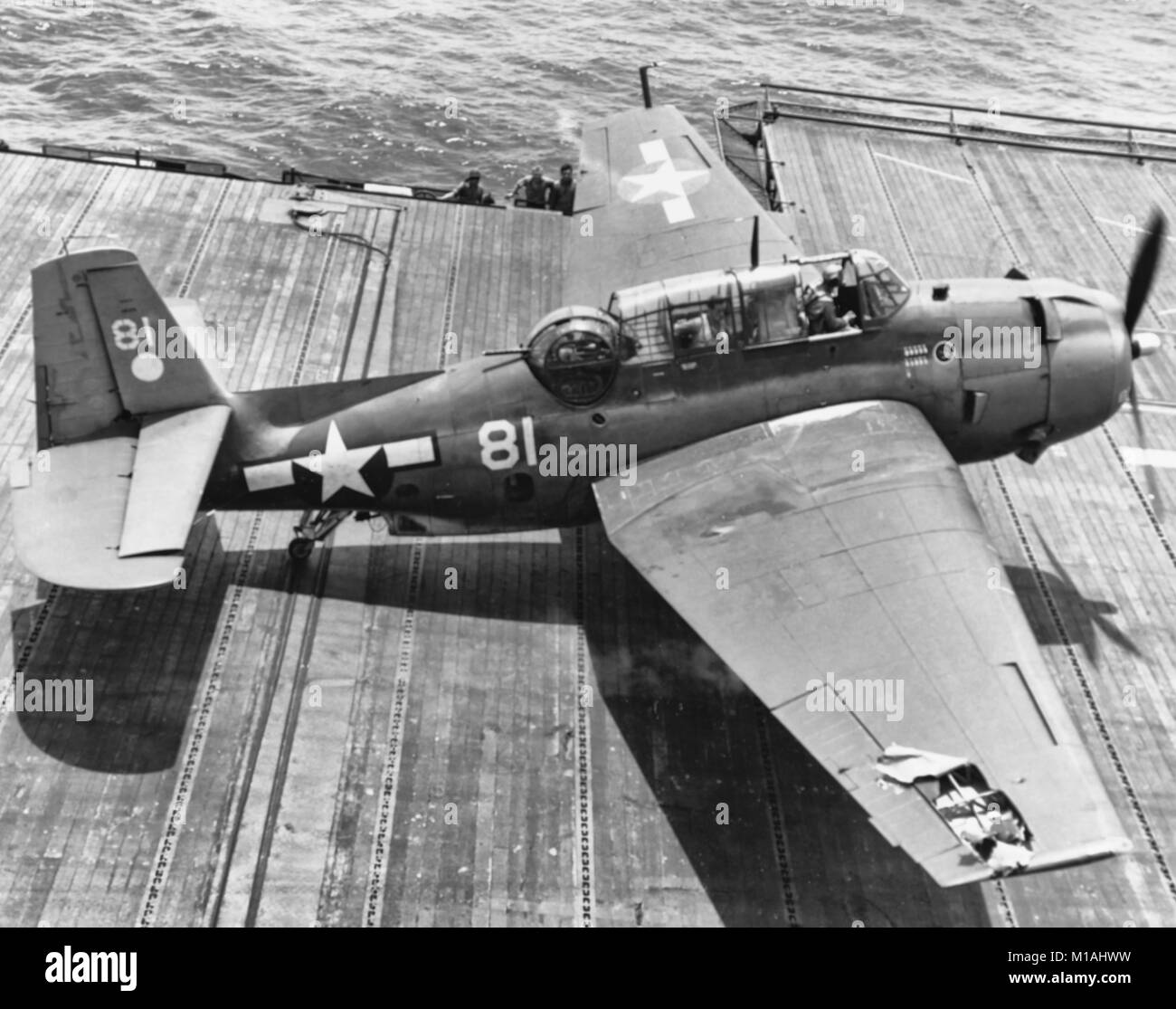 Marianas Operationen, Juni-Juli 1944. Eine beschädigte TBF (Hinweis wingtip) landet auf der USS Hornet (CV-12) während des Streiks in der Marianen, 13. Juni 1944. Stockfoto