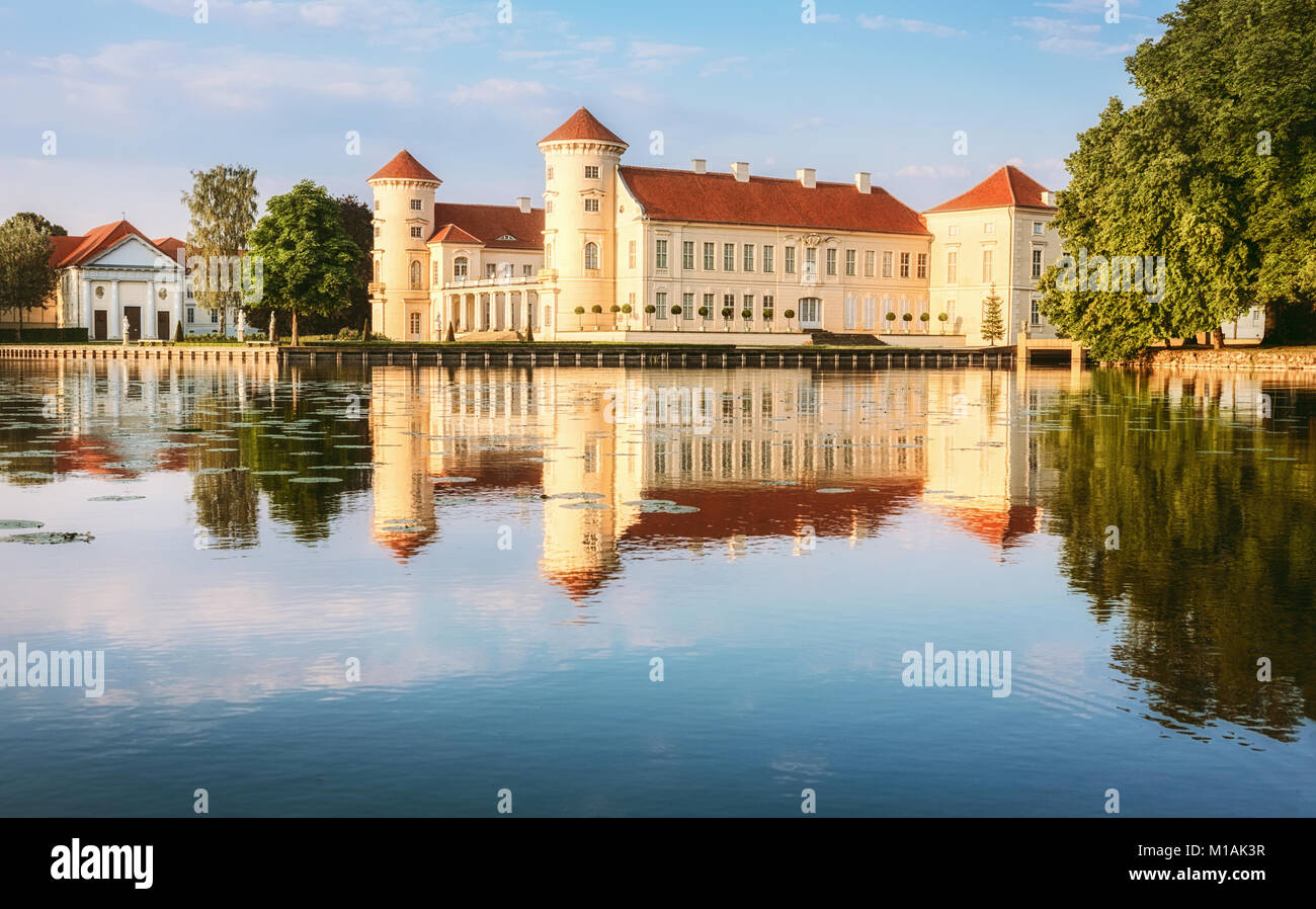 Schloss Rheinsberg, Ostprignitz-Ruppin, Noth-Eastern Deutschland. Dieses Bild ist getönt Stockfoto