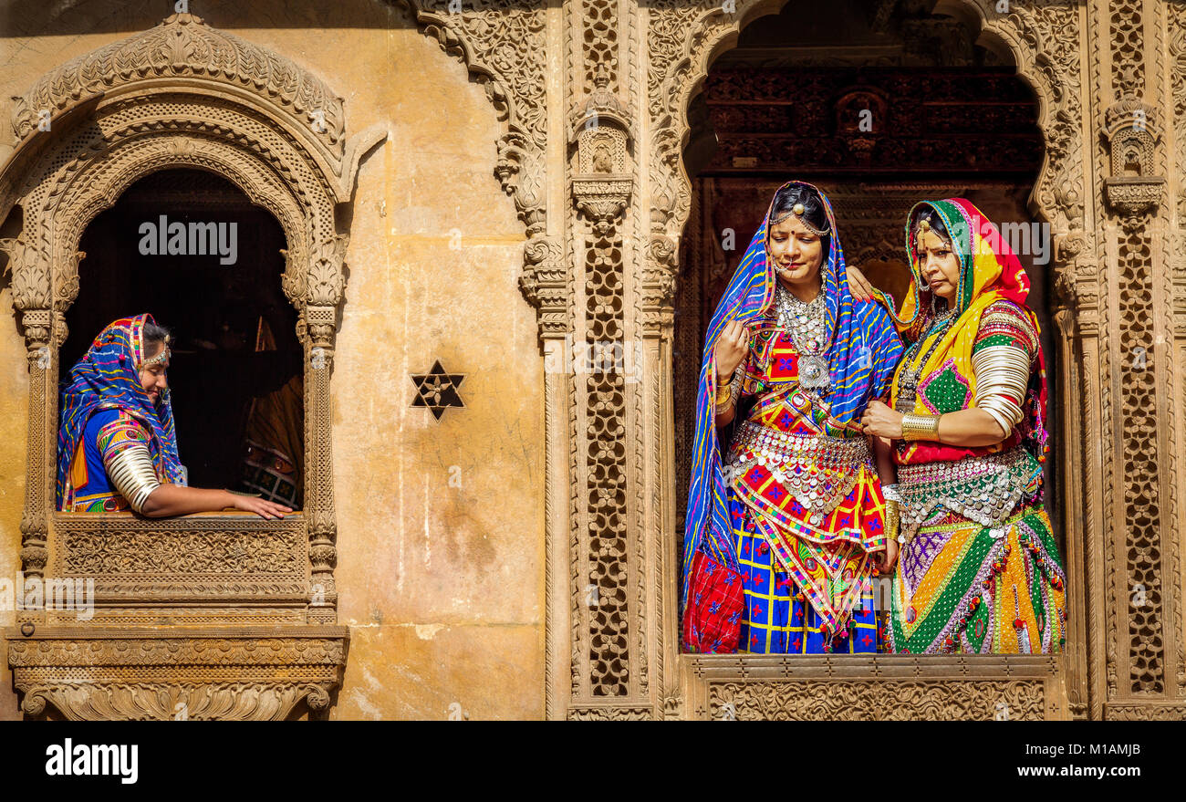 Indische Frauen in traditionellen Rajasthani Outfit mit Schmuck Pose an patwon Ki Haveliyan Jaisalmer, Rajasthan. Stockfoto