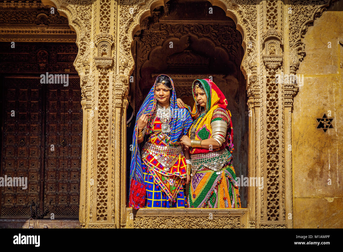 Indische Frauen in der Rajasthani Outfit mit Schmuck Pose an patwon Ki Haveliyan Jaisalmer, Rajasthan. Stockfoto