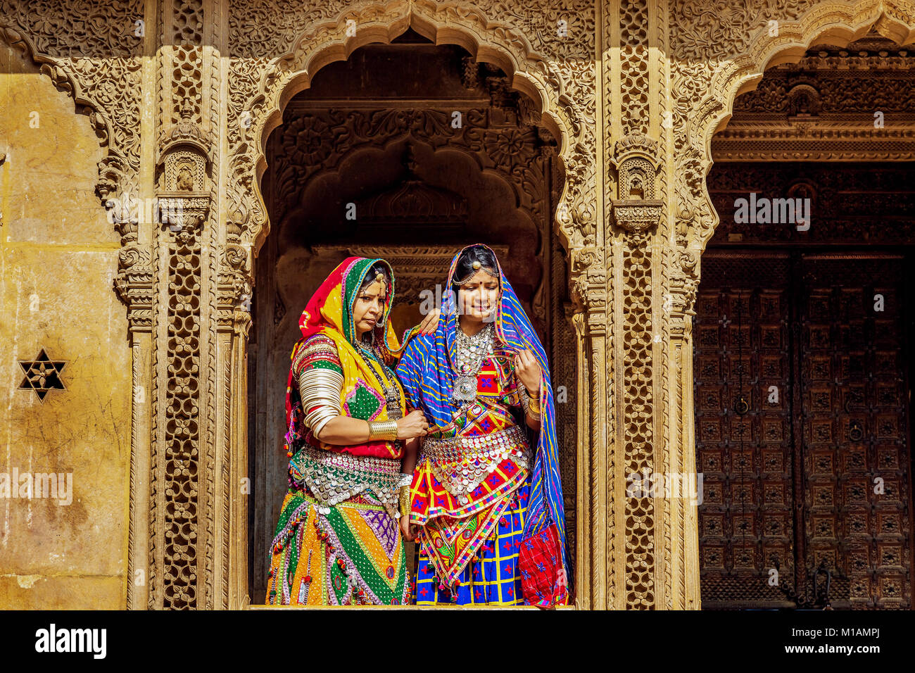 Rajasthani Frauen in traditioneller Kleidung und Schmuck Pose an patwon Ki Haveli, Jaisalmer Rajasthan. Stockfoto