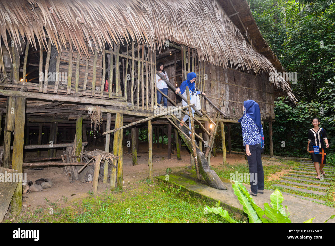 Junge malaysischen Touristen aus einem traditionellen Langhaus, Mari Mari Cultural Village, Kota Kinabalu, Sabah, Borneo, Malaysia Stockfoto