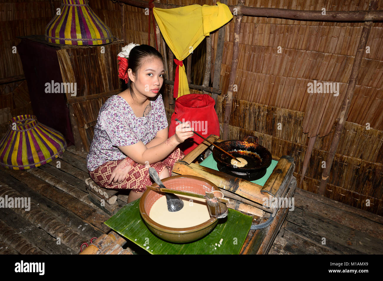 Hübsche junge Malaysische Frau Pfannkuchen zum Mari Mari Cultural Village, Kota Kinabalu, Sabah, Borneo, Malaysia, Stockfoto