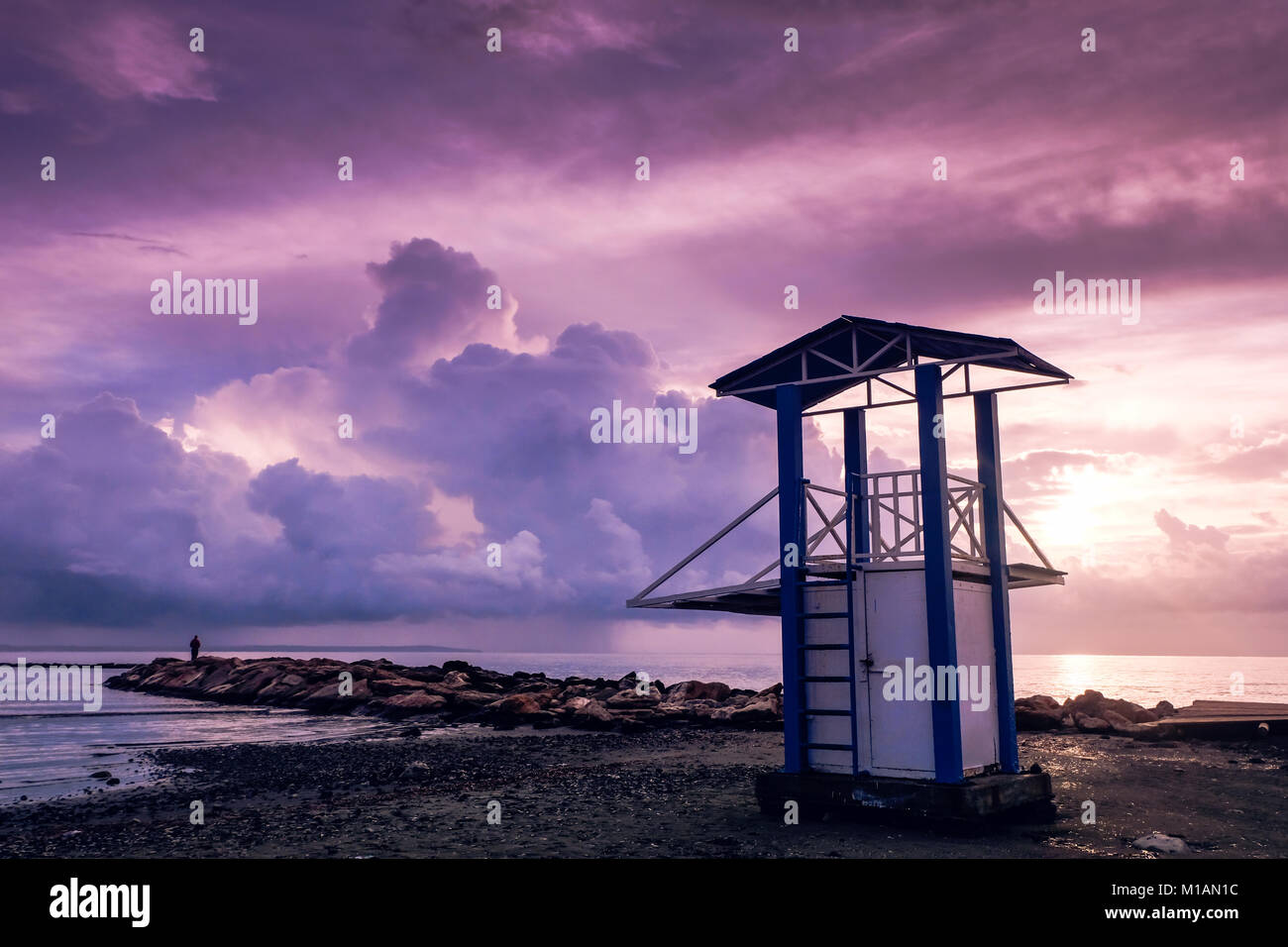 Lifeguard Tower am Strand in Larnaca in warmen sunrise Licht. Ultra violette Töne Stockfoto