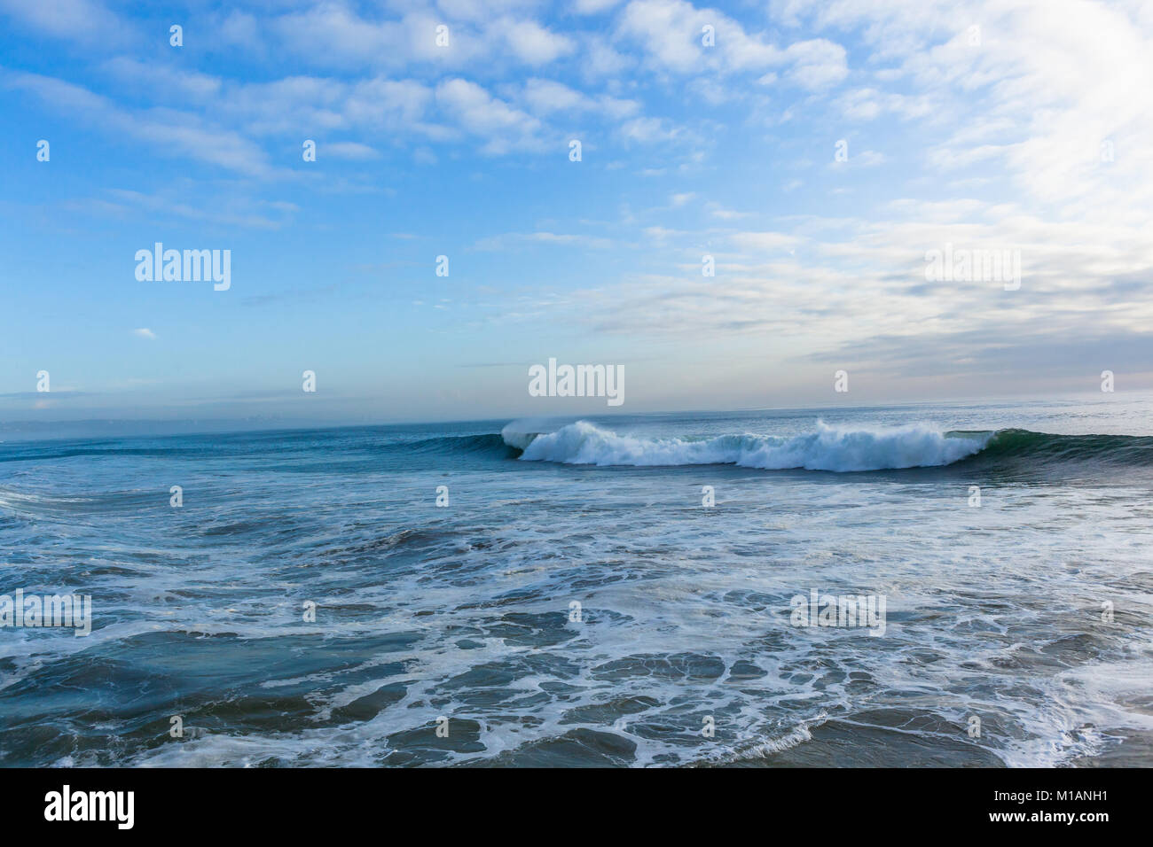Ocean waves Sommer malerischen Sonnenlicht Strahlen durch die Wolken am Horizont Landschaft Stockfoto