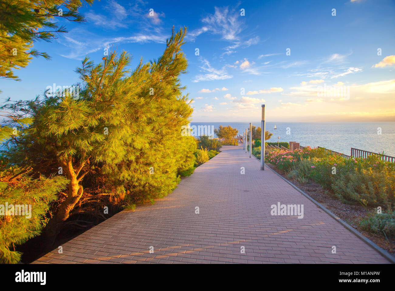 Abend Promenade am Meer. Sommer resort Landschaft. Klare blaue Himmel über spanischen Salou Resort. Stockfoto
