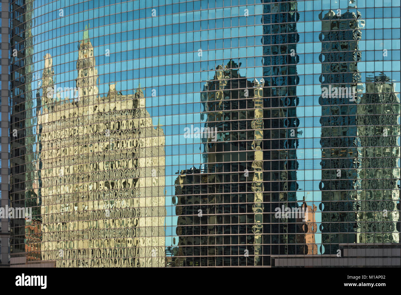 Verzerrtes Bild von der Chicago Downtown moderne und klassische Architektur in einem Spiegel Fassade eines Wolkenkratzers wider. Stockfoto