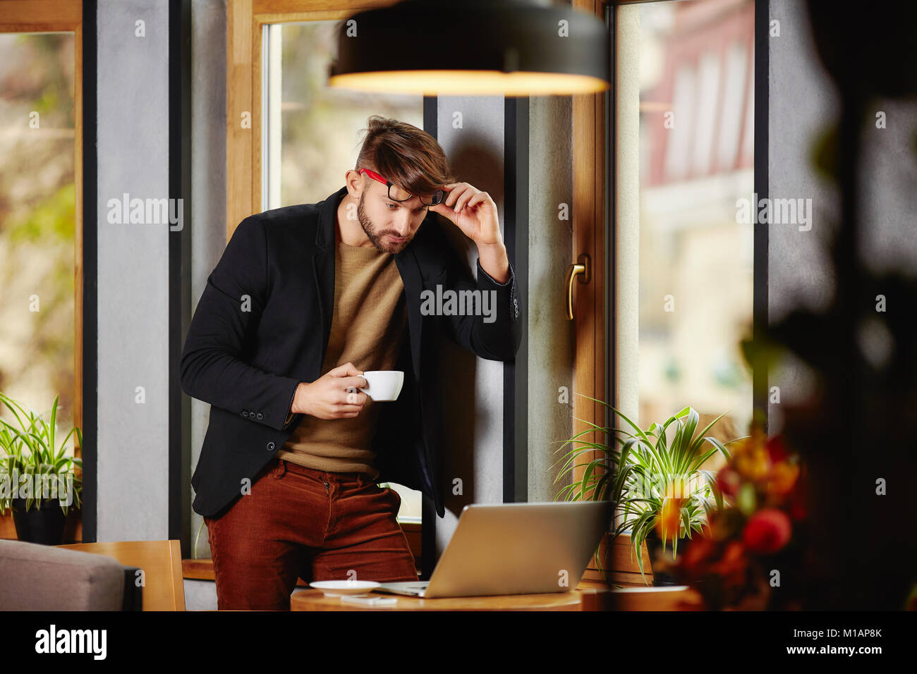 Unternehmer im Hemd, trinken Kaffee im Cafe Stockfoto