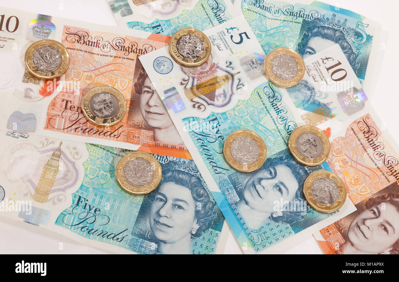 Währung von Großbritannien, 10 und 5 Pfund Noten und 1 Pfund Münzen Stockfoto