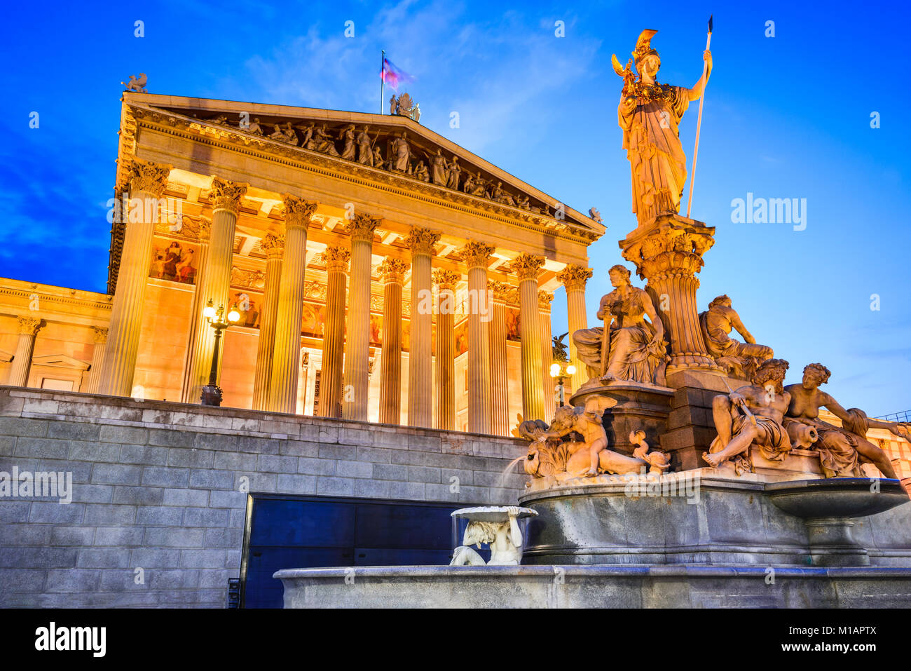 Wien, Österreich. Österreichische Parlamentsgebäude mit Athena-Statue auf der Vorderseite in Wien auf die Dämmerung. Stockfoto