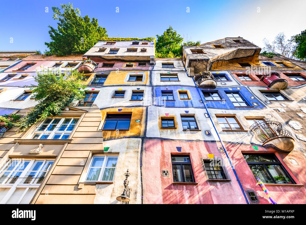 Wien, Österreich - 2 August 2015: Ein Blick auf die außerhalb der Gebäude im Hundertwasserhaus, expressionistischen Sehenswürdigkeit in Wien während des Tages. Stockfoto