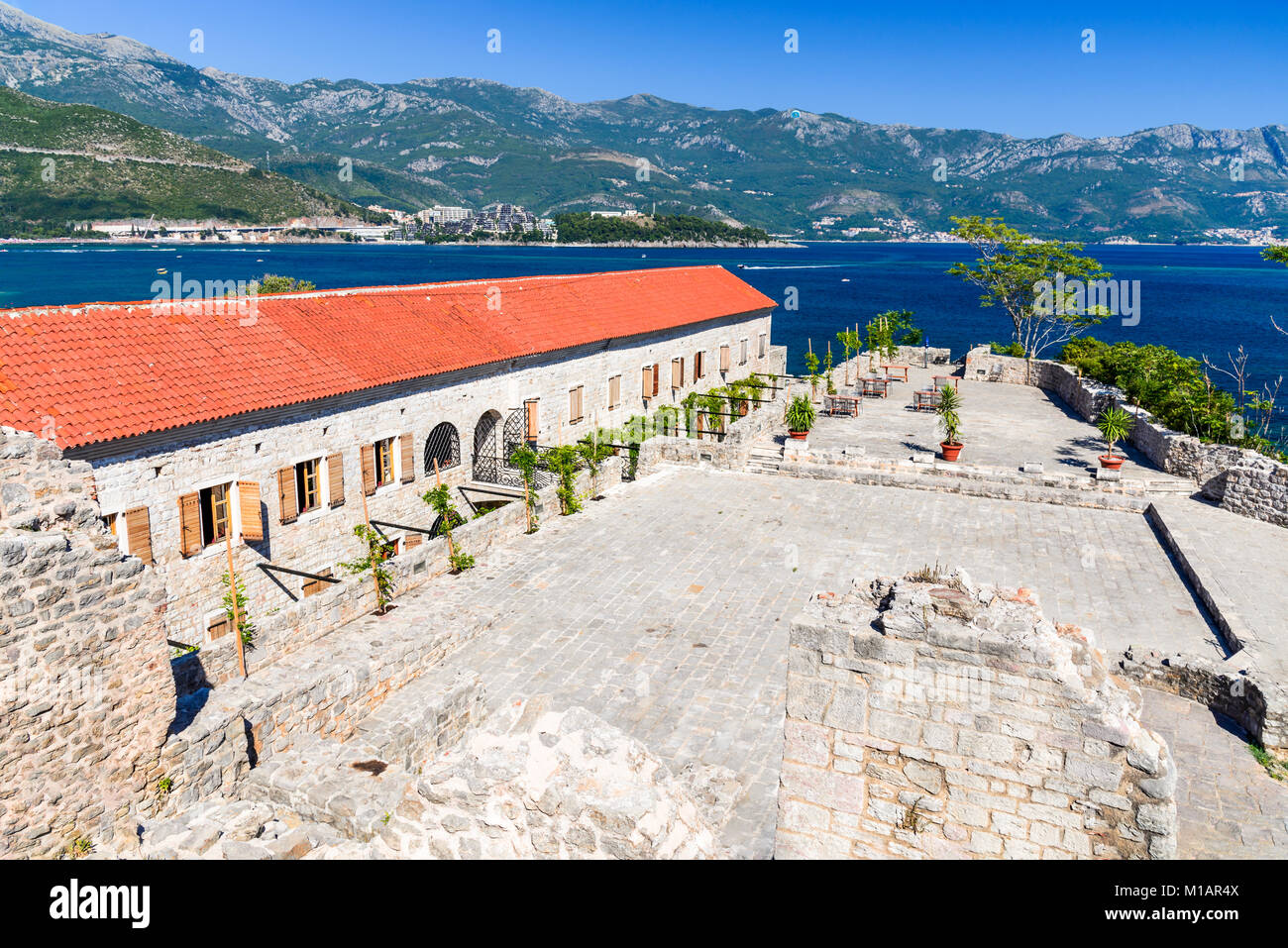 Budva, Montenegro. Alten Mauern und Dach der alten Stadt. Budva - eine der schönsten mittelalterlichen Städte im Mittelmeer erhalten. Stockfoto