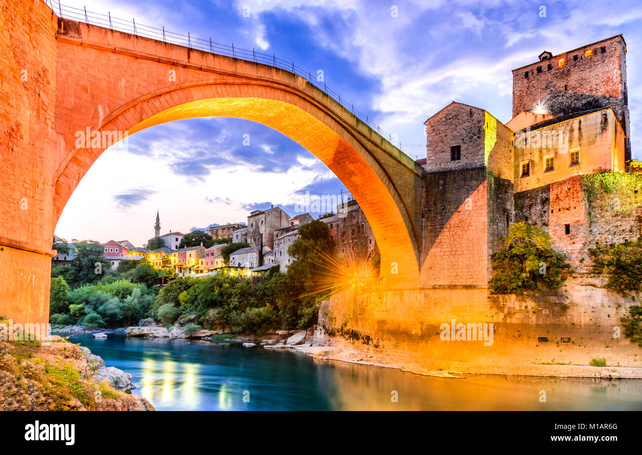 Mostar, Bosnien und Herzegowina. Die alte Brücke, Stari Most, mit smaragdgrünen Fluss Neretva. Stockfoto