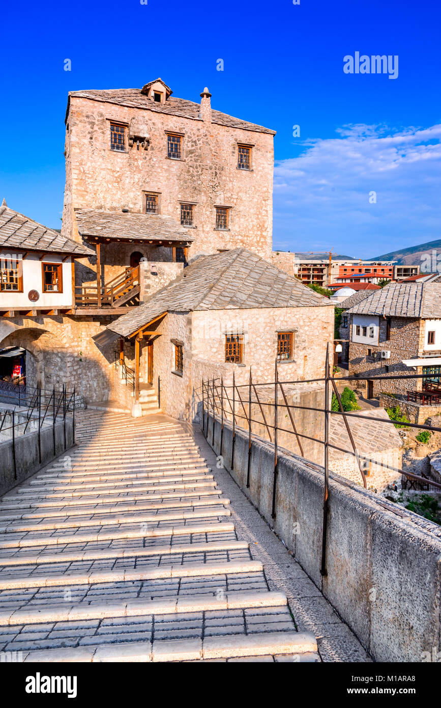 Mostar, Bosnien und Herzegowina. Die alte Brücke, Stari Most, mit smaragdgrünen Fluss Neretva. Stockfoto