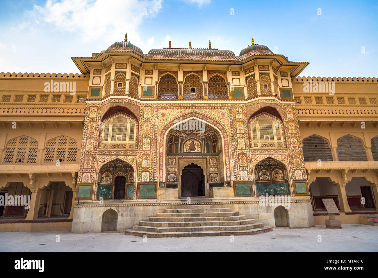 Amer Fort Jaipur Rajasthan Haupteingang Gateway mit aufwändigem Artwork und Säulen. Amber Fort ist ein UNESCO-Weltkulturerbe. Stockfoto
