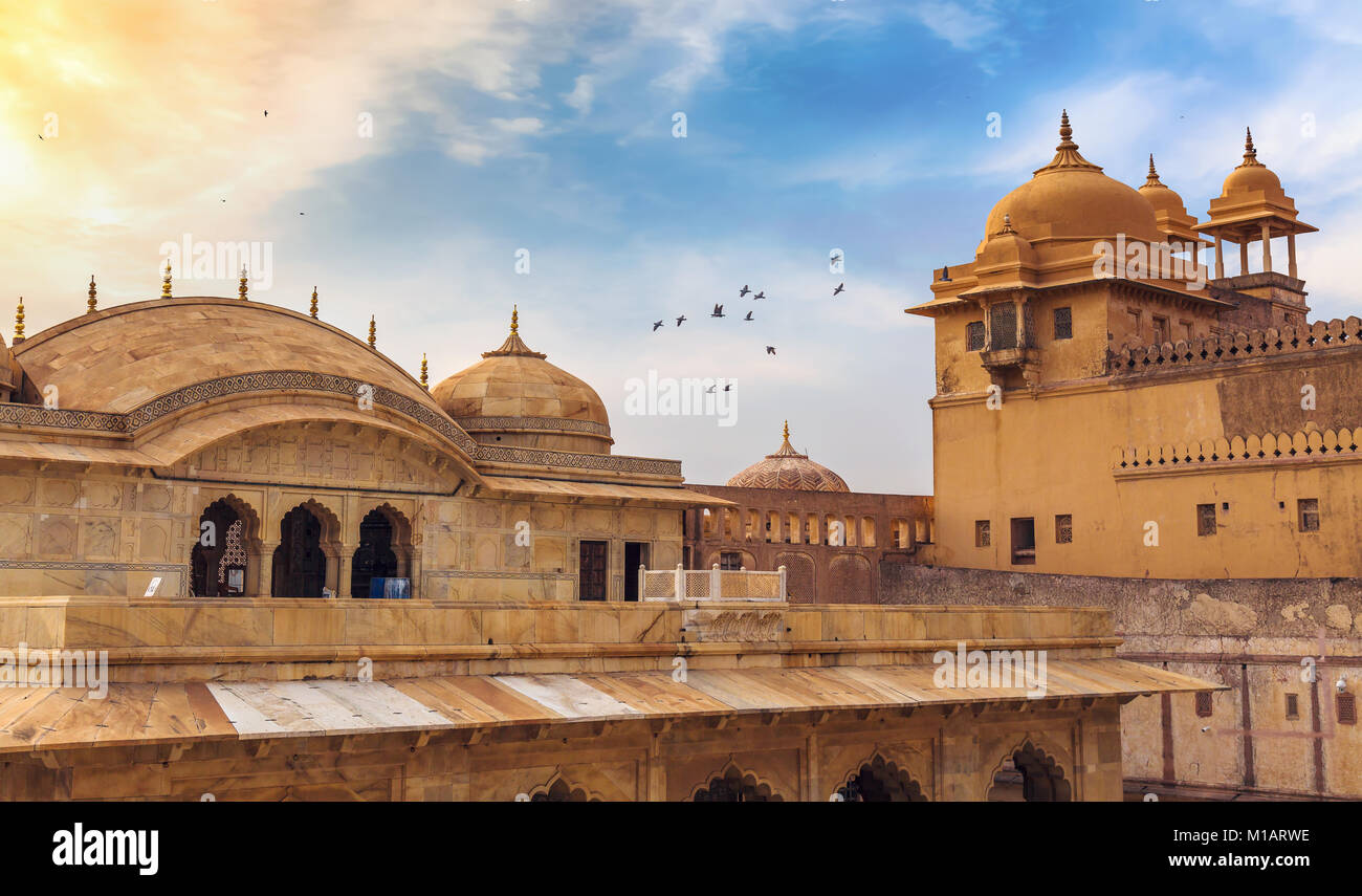 Fort Amber in Jaipur bei Sonnenaufgang mit Moody Himmel. Amer Fort ist ein UNESCO-Weltkulturerbe. Stockfoto