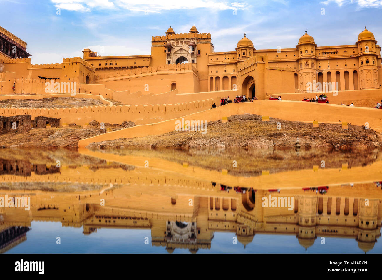 Amer Fort Jaipur Rajasthan Indien mit See Wasser Reflexion. Fort Amber in Jaipur ist ein UNESCO Weltkulturerbe Stockfoto