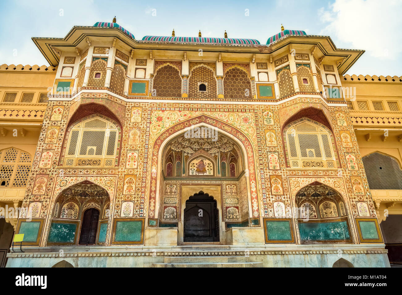 Amer Fort Jaipur Rajasthan Haupteingang Gateway mit aufwändigem Artwork und Säulen. Amber Fort ist ein UNESCO-Weltkulturerbe. Stockfoto