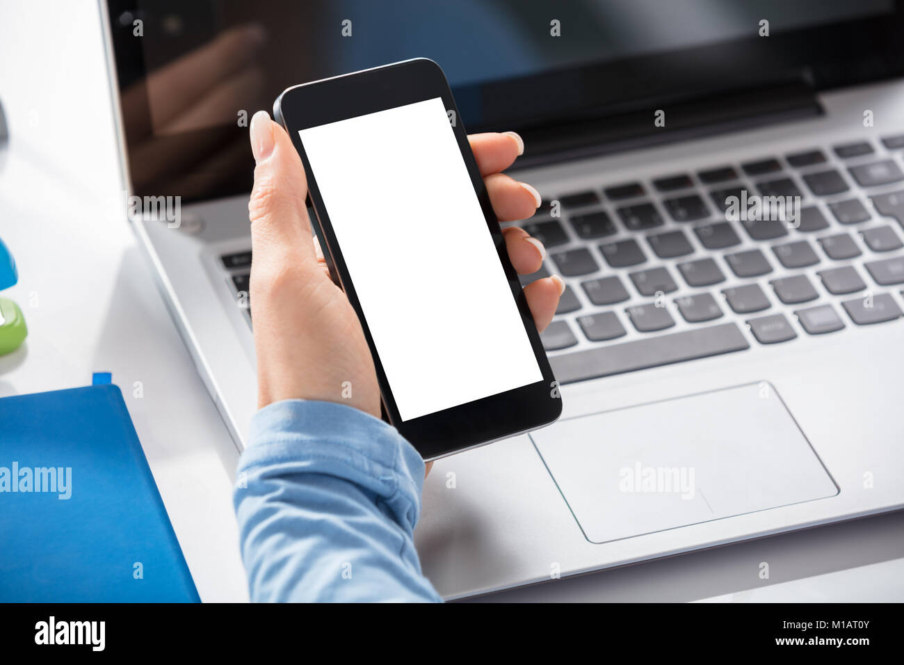 Nahaufnahme einer Frau mit Smart Phone in Hand Mit Leerer Bildschirm Stockfoto