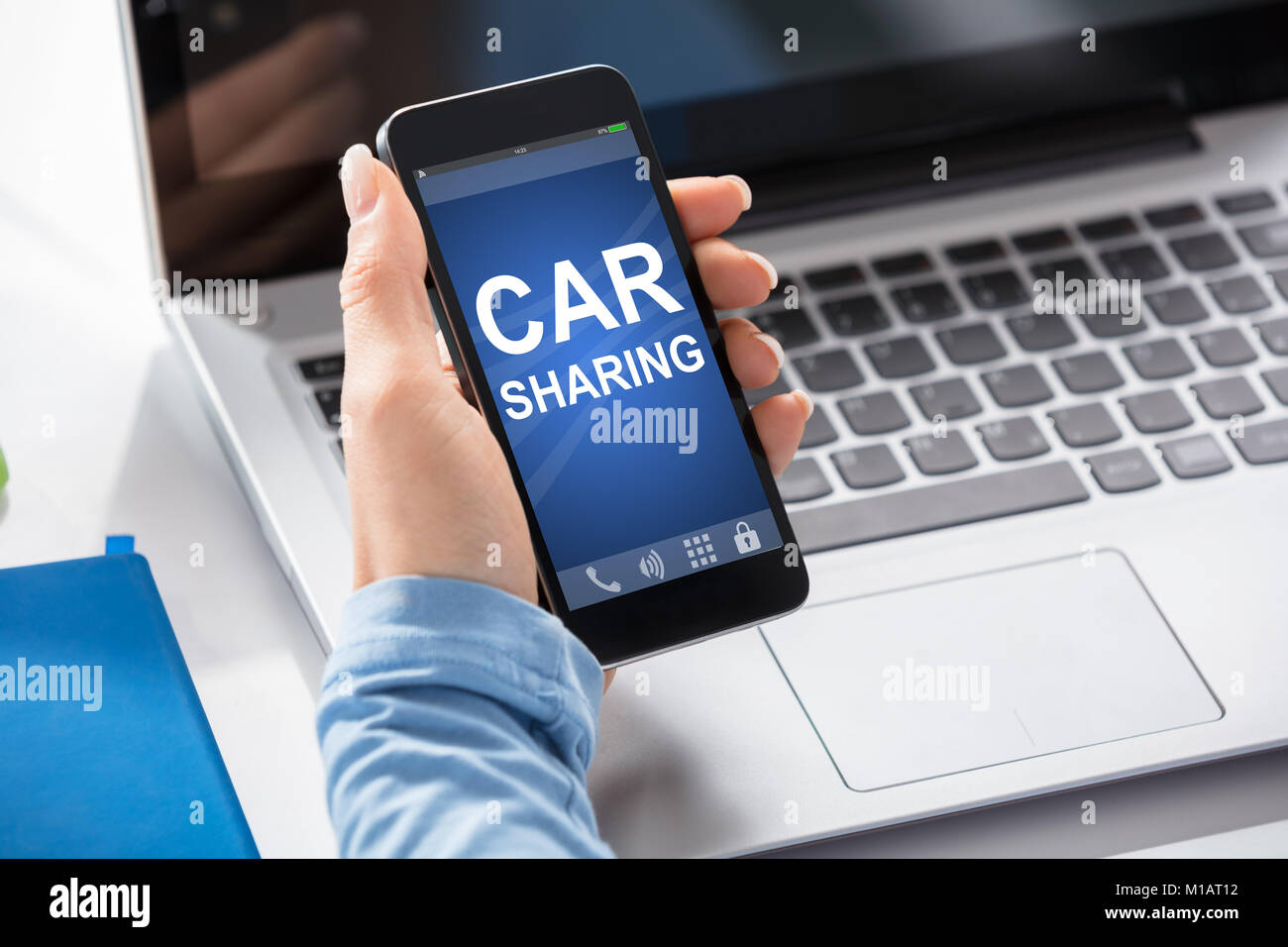 Nahaufnahme einer Frau mit Car Sharing Service auf Smart Phone Stockfoto