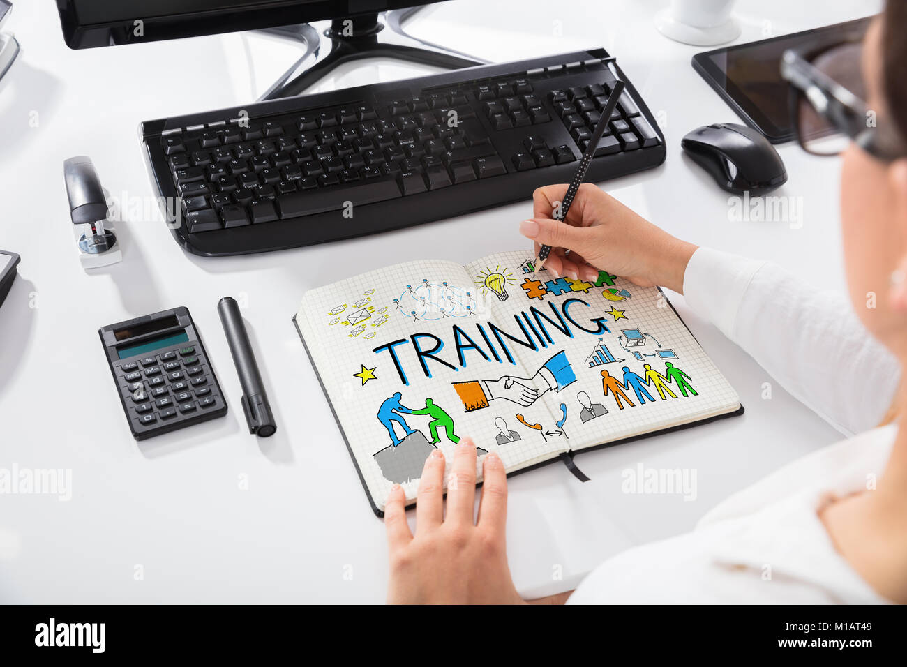 Nahaufnahme einer Geschäftsfrau Zeichnung Training Chart auf Notebook am Arbeitsplatz Stockfoto