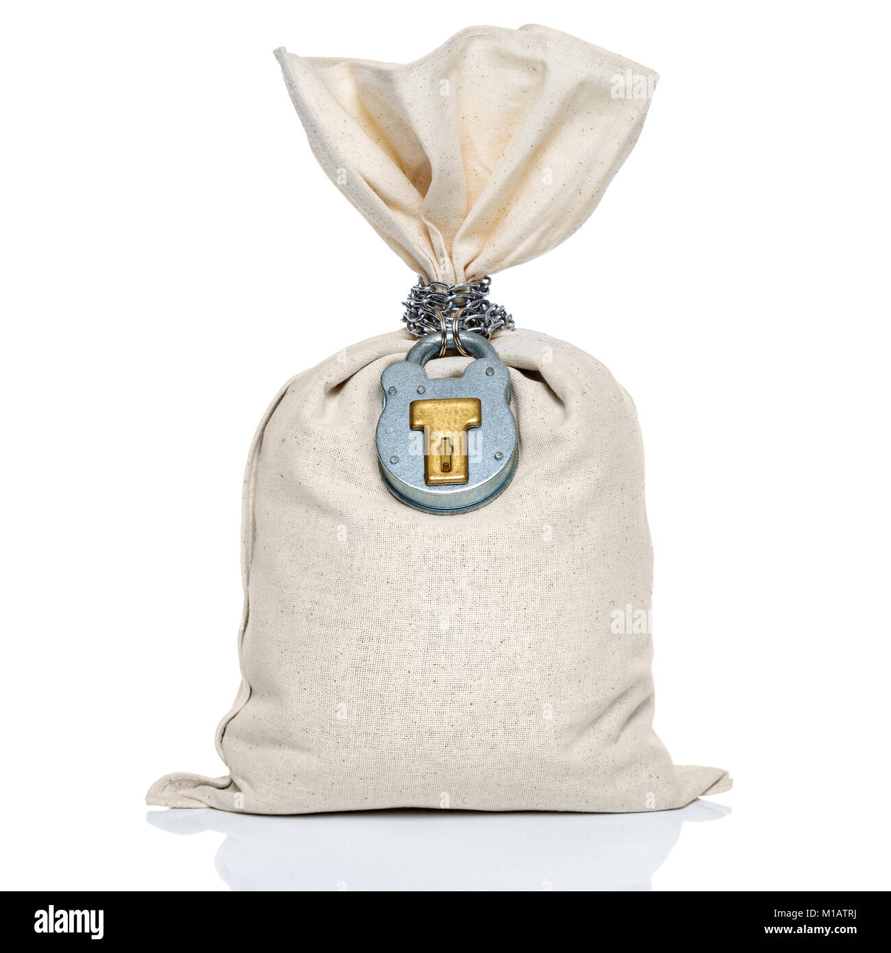 Leere Geld cash Tasche mit Vorhängeschloss und Kette für finanzielle Sicherheit Konzept, auf einem weißen Hintergrund. Stockfoto