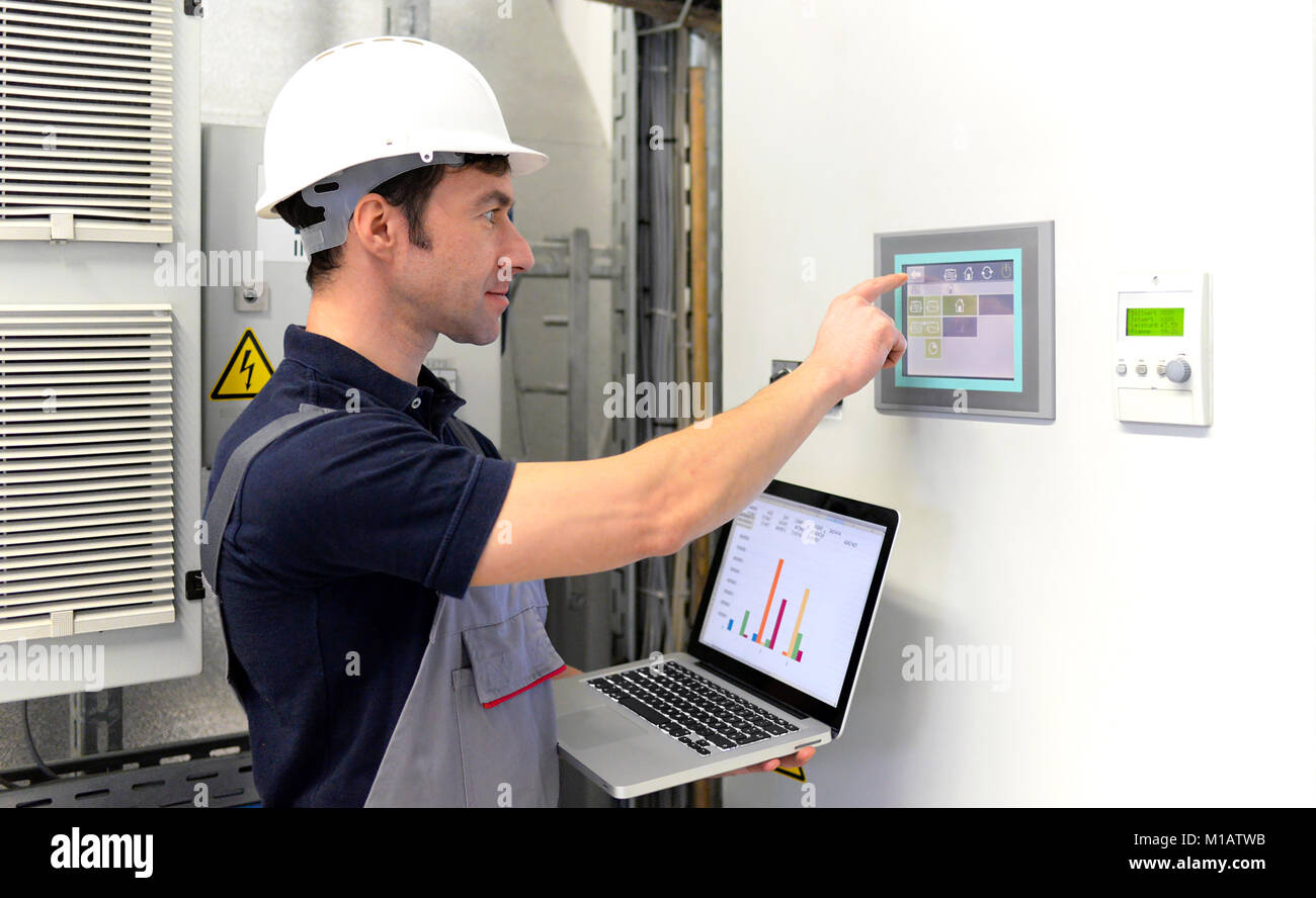 Arbeitnehmer in einer industriellen Anlage prüfen die Systeme mit moderner Technologie Stockfoto