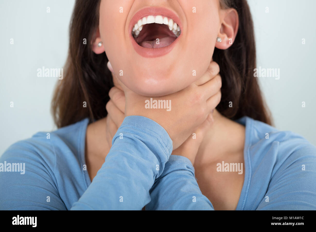 Junge Frau zu erdrosseln kann nicht atmen oder Asthma Attack und drücken Ihren Hals Stockfoto