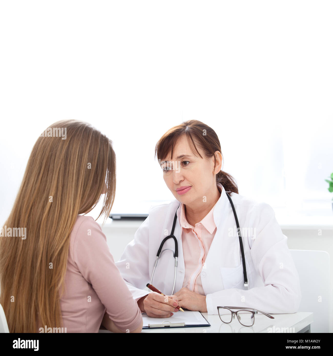 Arzt erklären Diagnose zu ihrer weiblichen Patienten Stockfoto