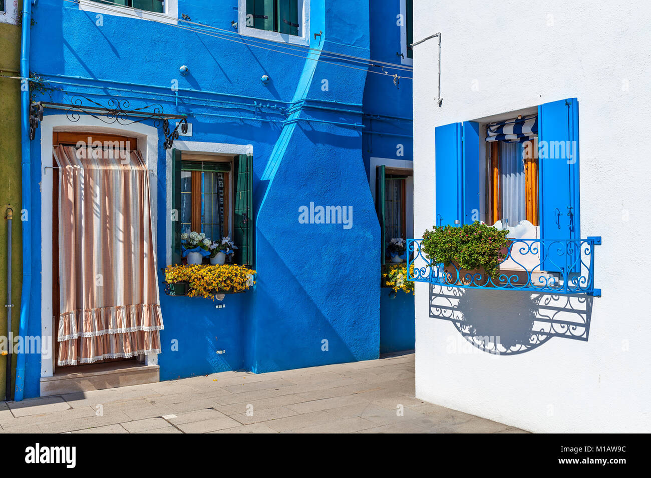 Alte kleine Häuser farbige in leuchtenden blauen und weißen Farben auf kleine Straße auf der Insel Burano in Venedig, Italien. Stockfoto