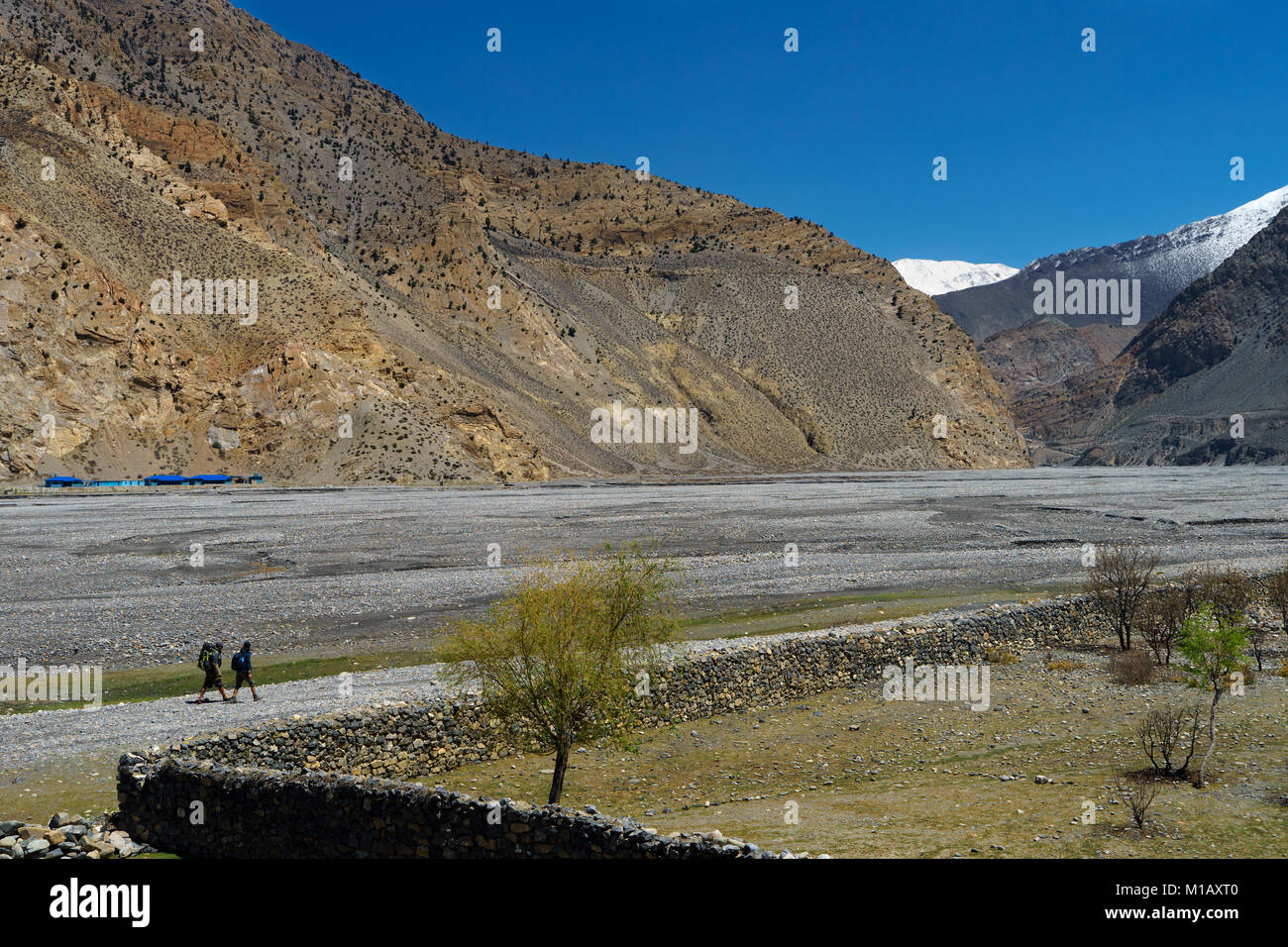 Zwei Wanderer Wandern entlang der Kali Gandaki Tal in der Nähe von Jomsom, Mustang, Nepal. Stockfoto