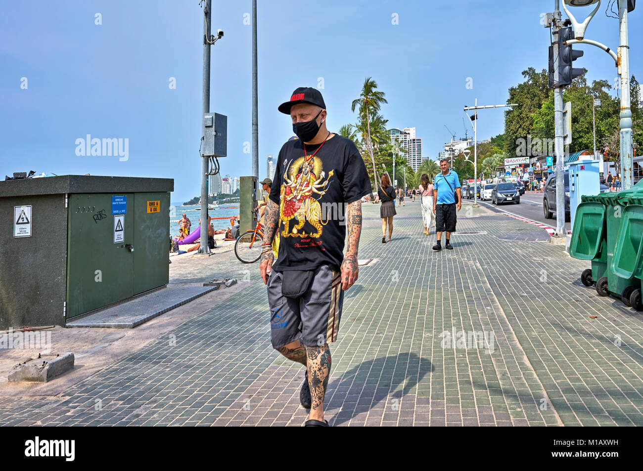 Mann mit einem anti Verschmutzung Gesichtsmaske. Gesundheit betreffen. Atemschutz smog Maske. Thailand Südostasien Straße. Stockfoto