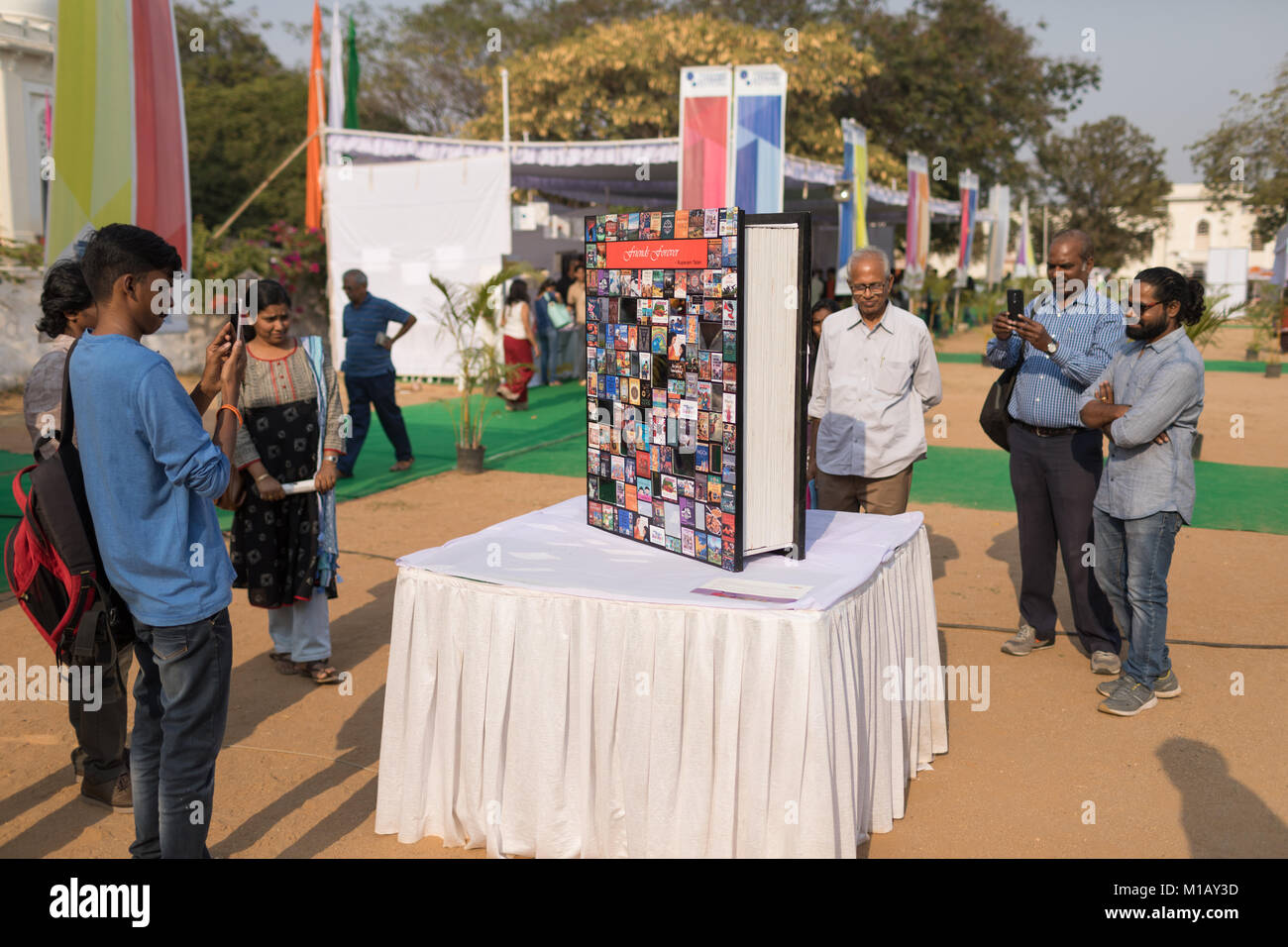Besucher Blick an einem großen Buch Kunst Ausstellung in Hyderabad Book Festival in Hyderabad, Indien. Stockfoto