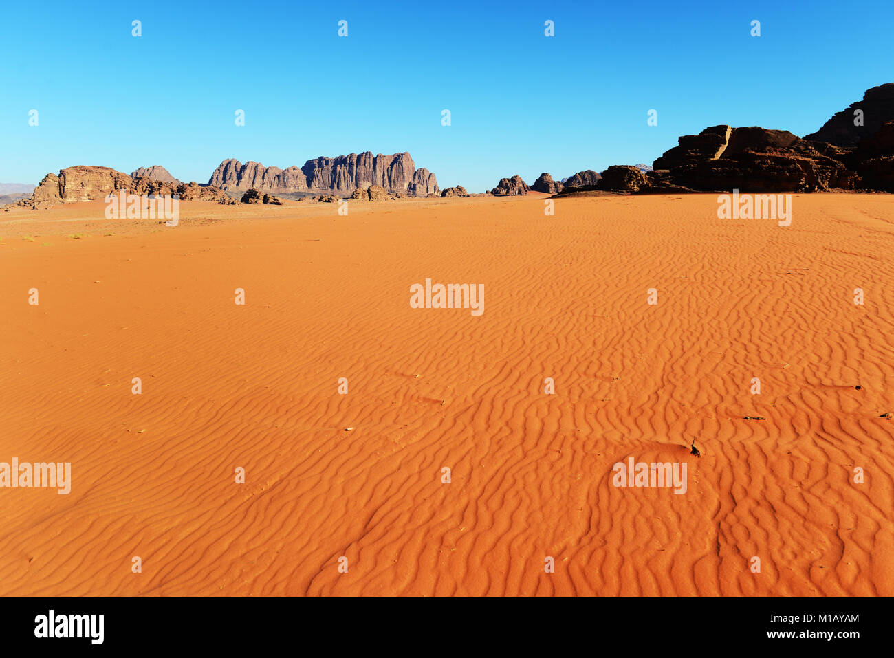 Dramatische Wüstenlandschaft im Wadi Rum, Jordanien. Stockfoto